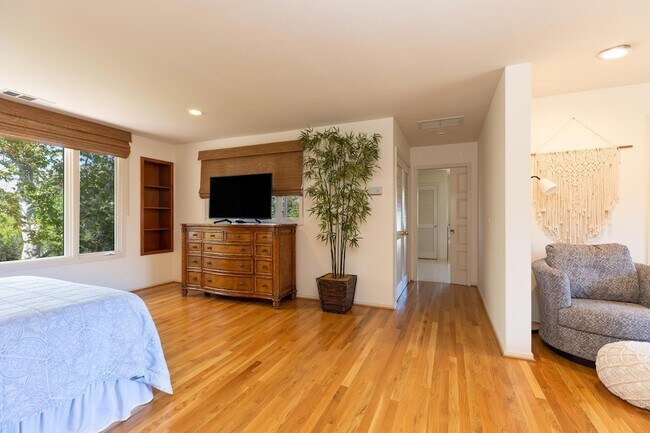 Building Photo - 375 Las Palmas Dr