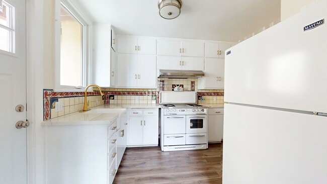 Building Photo - Charming 2 Bedroom Berkeley Unit Available!