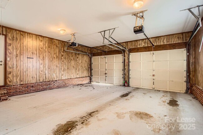 Building Photo - 7201 Canyon Dr