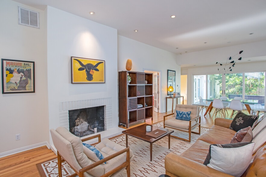Living room - 4641 Belclaire Ave