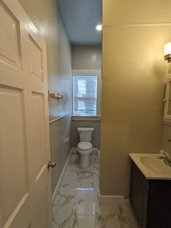 Building Photo - 534 E Sycamore St