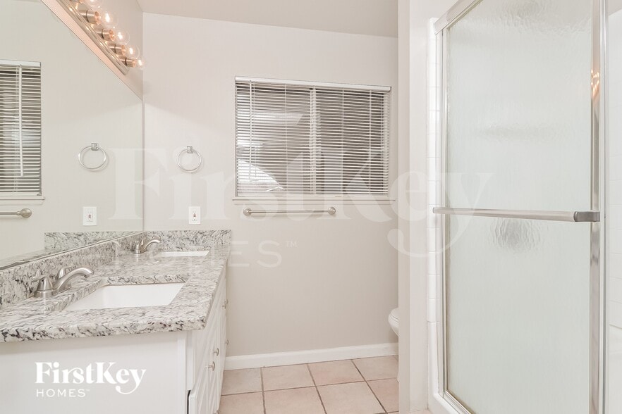 Building Photo - 4071 Oakhill Ave