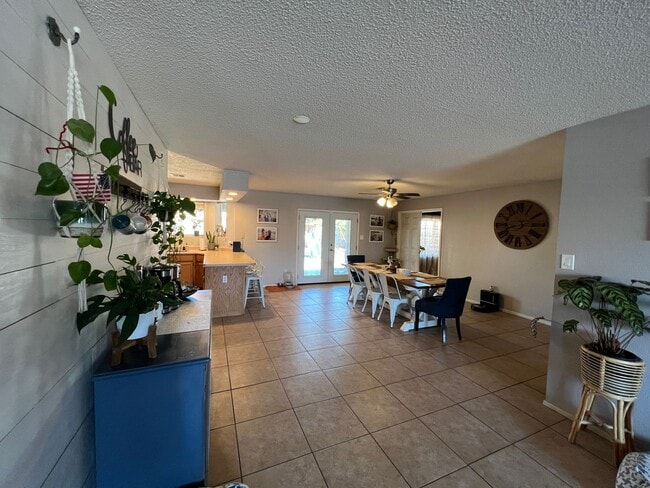 Building Photo - 4 BEDROOM HOME CLOSE TO SCHOOLS!