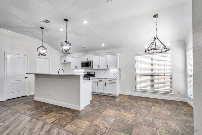 Building Photo - 410 E 97th St