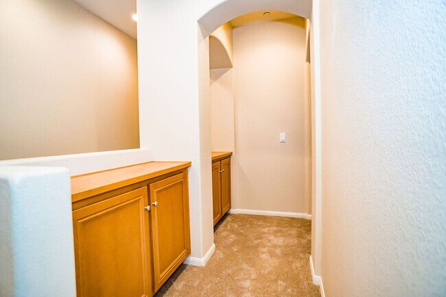 Building Photo - Beautiful townhome in Mission Valley!  Ava...