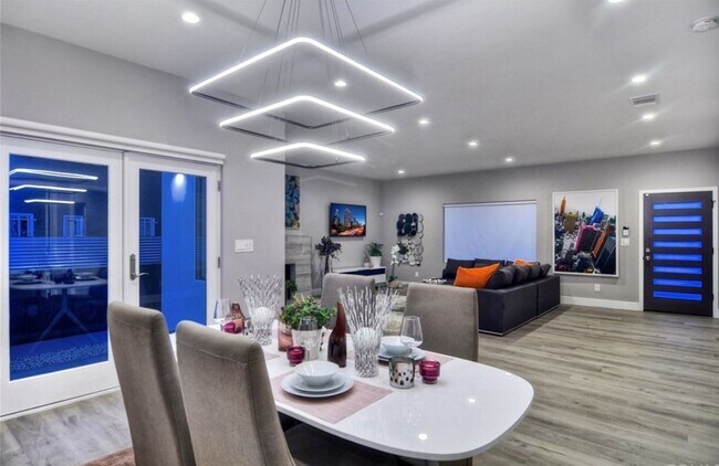 Building Photo - Private 3 Bed / 3 Bath Home with Incredible Outdoor Space