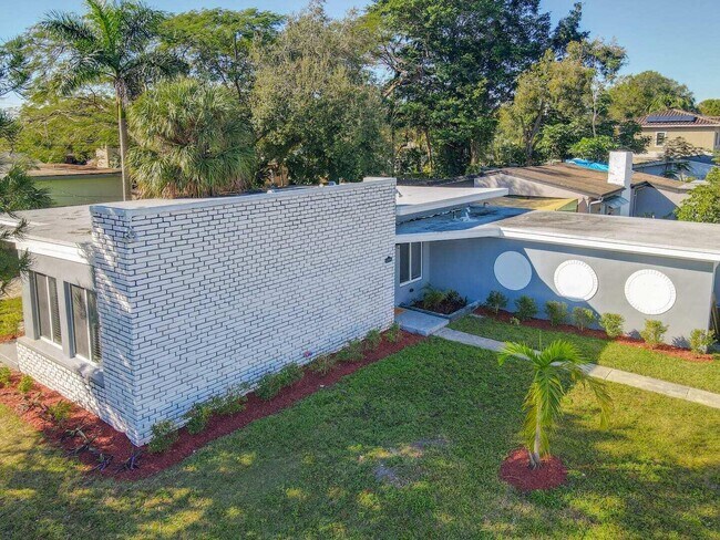Building Photo - 1500 SW 15th Ave