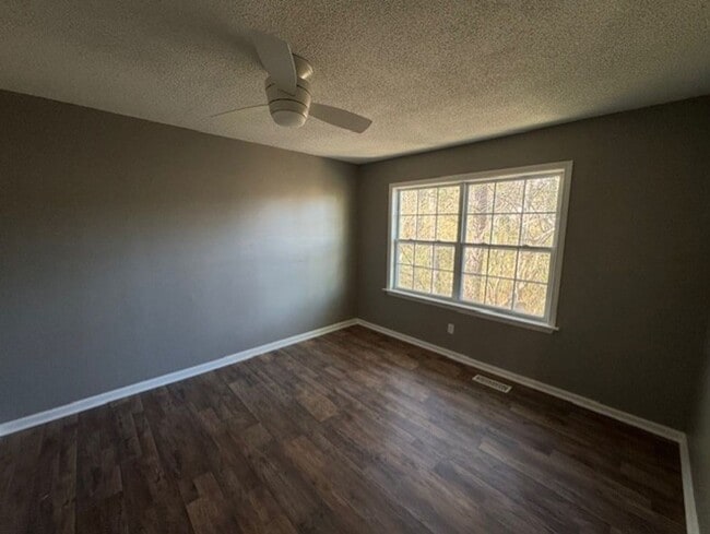 Building Photo - MOVE IN SPECIAL AVAILABLE!!