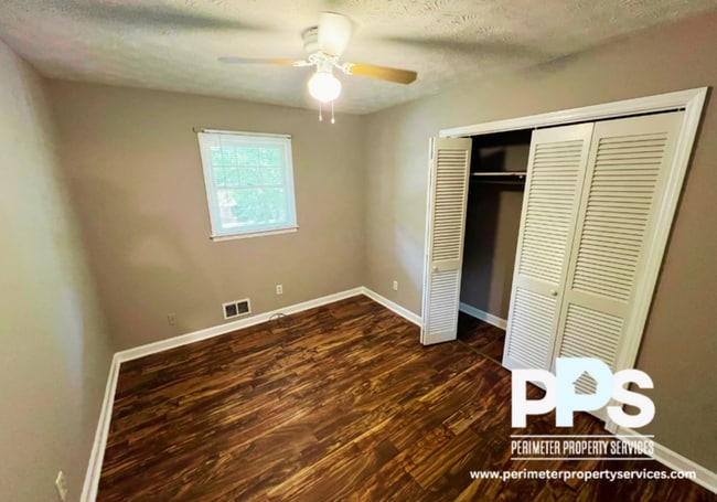 Building Photo - 6999 Knollwood Dr