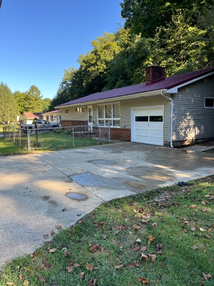 Primary Photo - 4078 Rosemount Rd