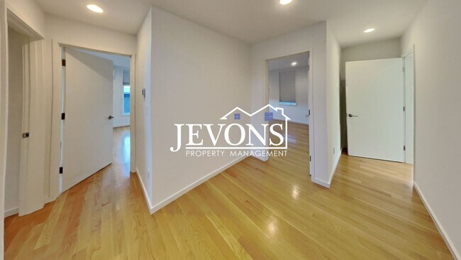 Building Photo - 5BR/4.5BA House in Seattle -- Available Now!