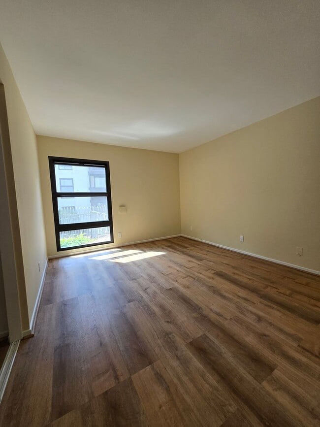 Building Photo - 3 Bedroom Apartment near to LMU, minutes t...