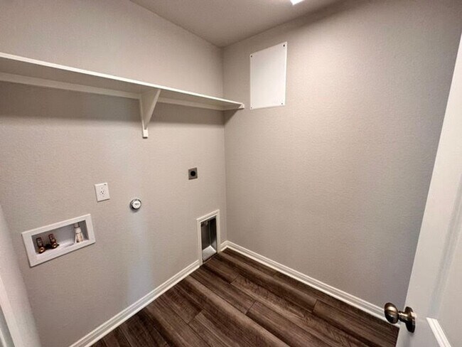 Building Photo - Nearly New 3-Bedroom Home in Hewitt, TX – Modern Living at Its Best