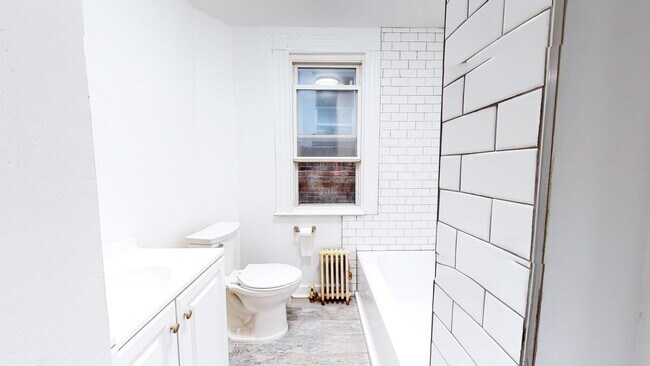 Building Photo - Spacious, Fully Renovated 3BR in Prime Eas...