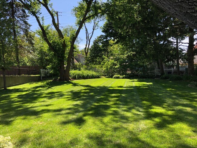 Building Photo - Well Maintained 3Bed/2Bath Single Family HUGE Backyard!