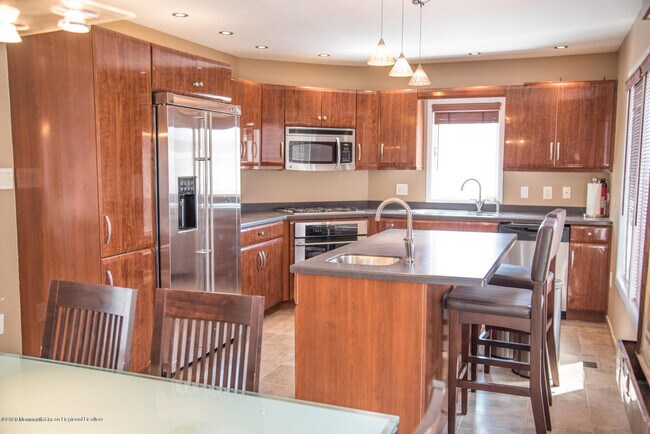 Building Photo - 53 Sanborn Ave
