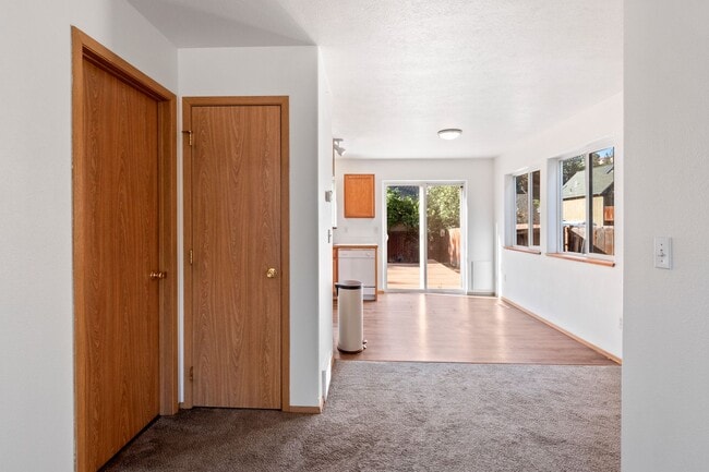 Building Photo - Downtown / Peaceful Valley 2 Bed 2 Bath ho...