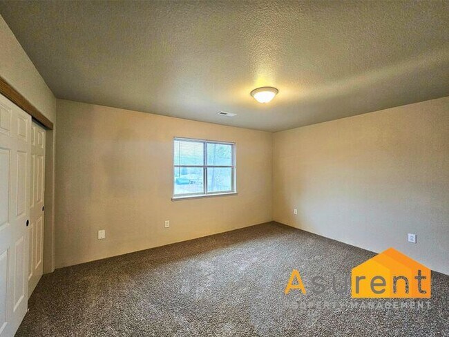 Building Photo - Freshly Renovated Duplex: 2 Bedrooms, 1.5 Bathrooms, w/ Fenced Backyard