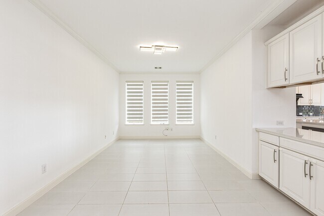 Building Photo - 25514 Kearsley Dr