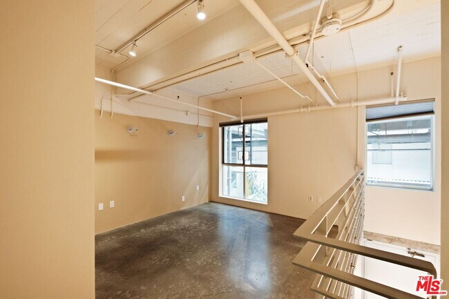 Building Photo - 1130 Flower St