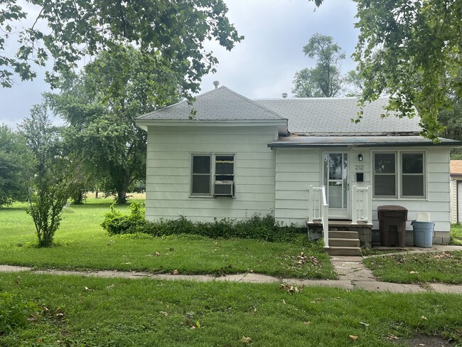 Building Photo - 212 W 5th St