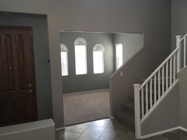 Building Photo - 3 Bed 2.5 Bath home!!