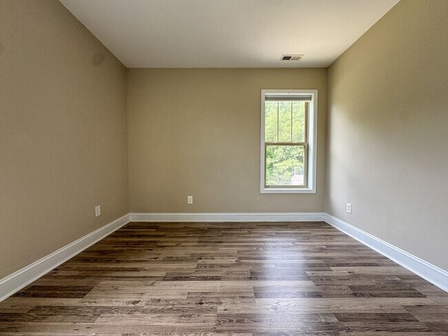 Building Photo - Gorgeous 4 Bed 2.5 Bath Home in West Gate