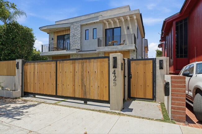 Building Photo - 425 N Alfred St