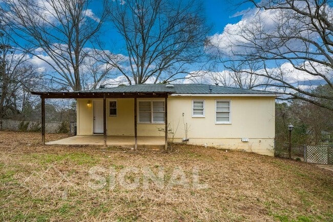 Building Photo - 213 Lake Dr Cir NE