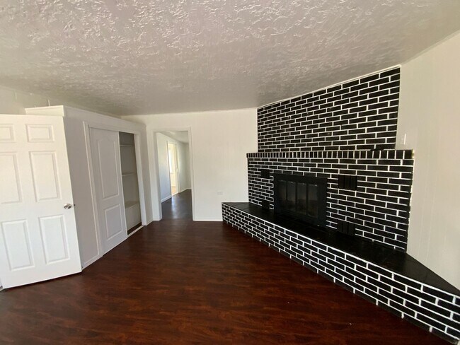 Building Photo - 5 Bedroom Single Story Home Available Near Snow Vista Blvd SW & Gibson Blvd!