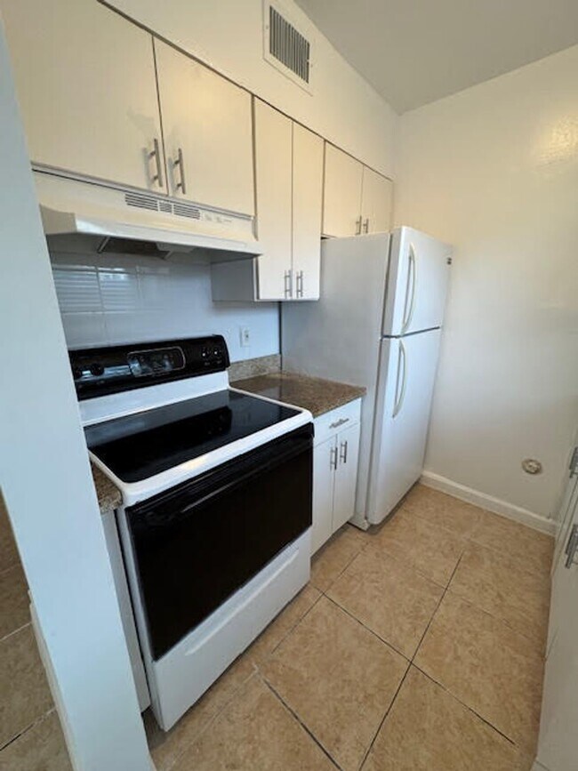 Building Photo - 100 SW 10th St Ft. Lauderdale, FL 33315