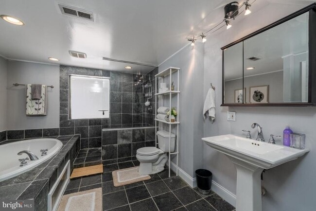 Building Photo - 2517 Fleet St