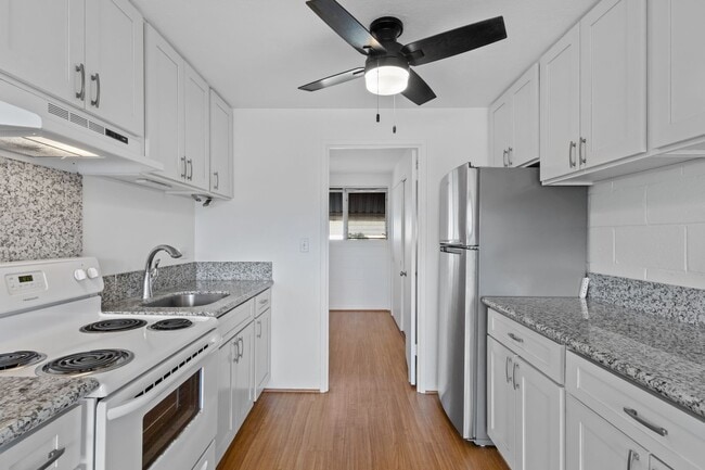 Building Photo - Charming Pualei Circle 1BR Condo with Parking, Pool & Utilities Included
