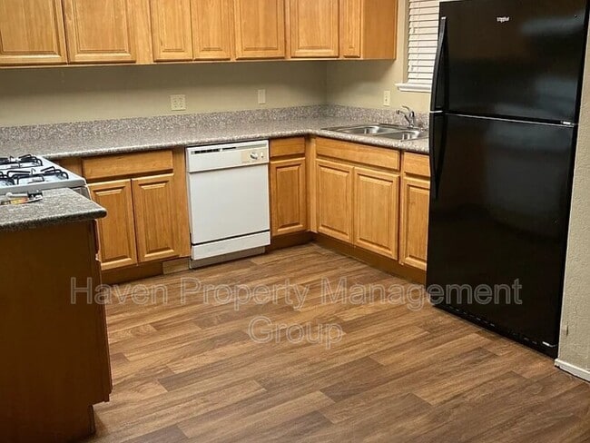 Building Photo - 32 W 7th St