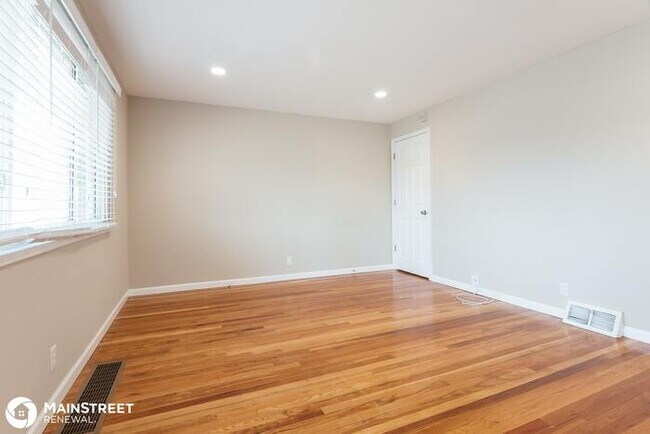 Building Photo - 10401 Trask Dr, Dellwood, MO 63136