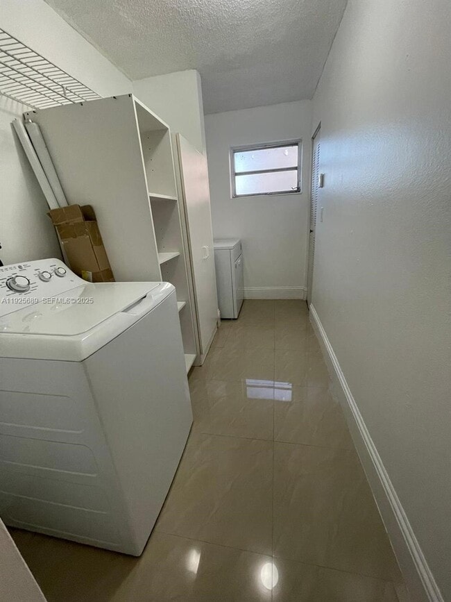 Building Photo - 9375 Fontainebleau Blvd