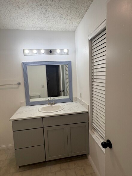 Master bathroom - 2920 Dawn Ct