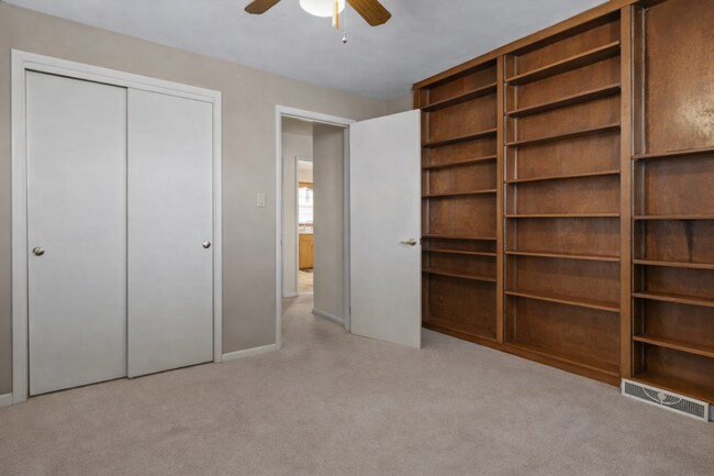 Building Photo - SUMMER SPECIAL! Beautiful 3 bedroom house on Bloomington's Eastside - Available Now!