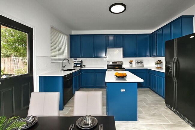 Building Photo - 5 bed | 3 bath | Corner lot | Fully remode...