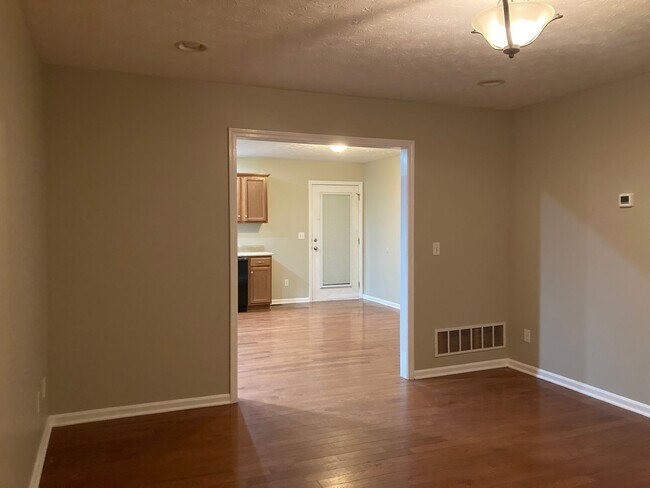 Building Photo - 128 Twin Lakes Dr