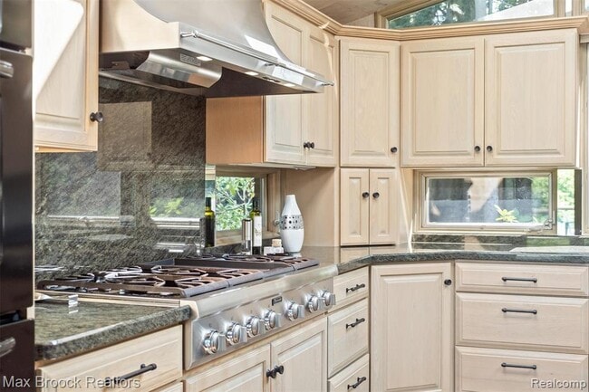 Building Photo - 3333 W Shore Dr