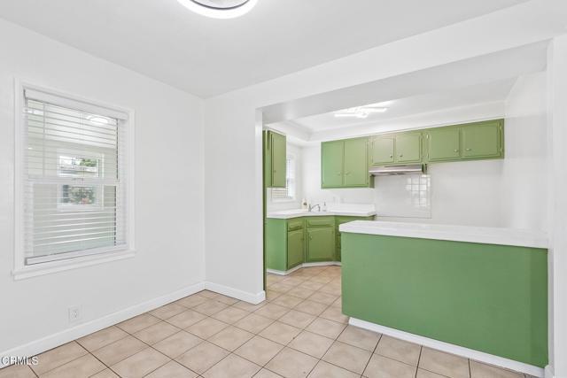 Building Photo - 5616 N Gladys Ave