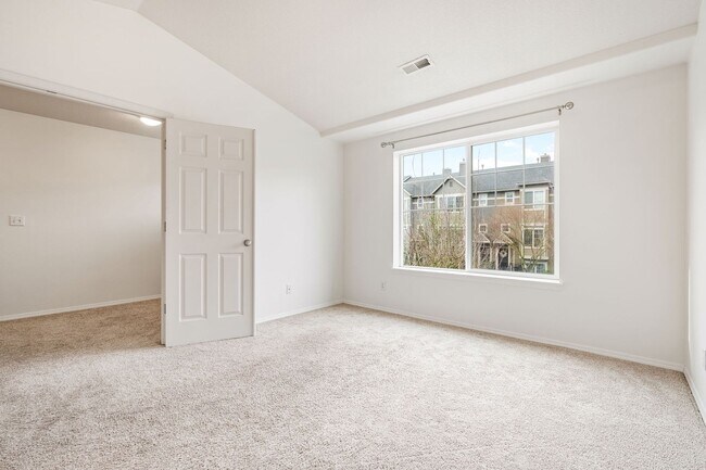 Building Photo - Beautiful Townhome in the Highly Desirable Oak Hills community!