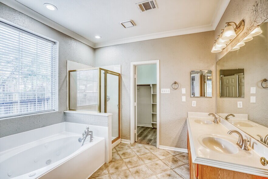 Building Photo - 3931 Echo Mountain Dr