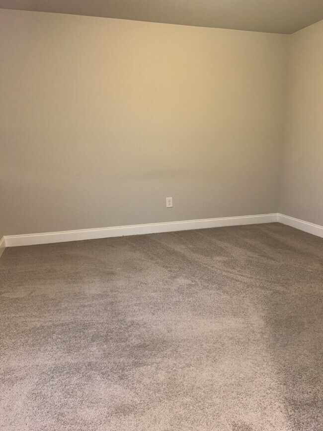 Building Photo - 2 Bedroom 1.5 Bathroom