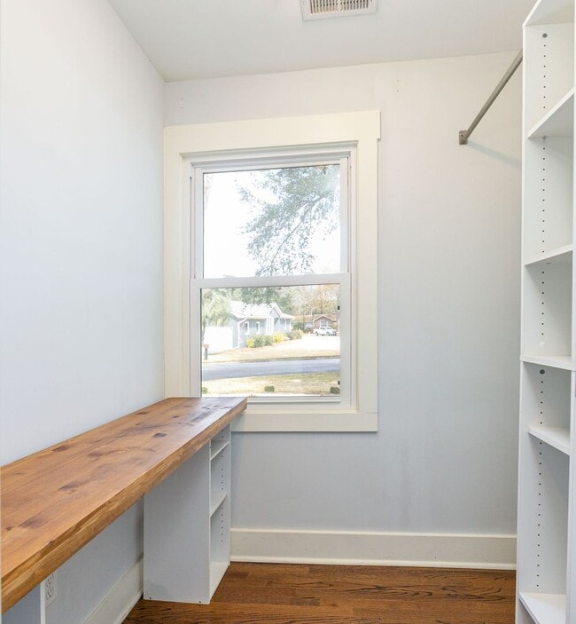 Building Photo - 3 Bedroom 3 Bath House in Parish Place - M...