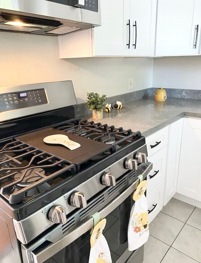 Building Photo - Darling Remodeled One Bedroom Cottage for Rent in Old Roseville