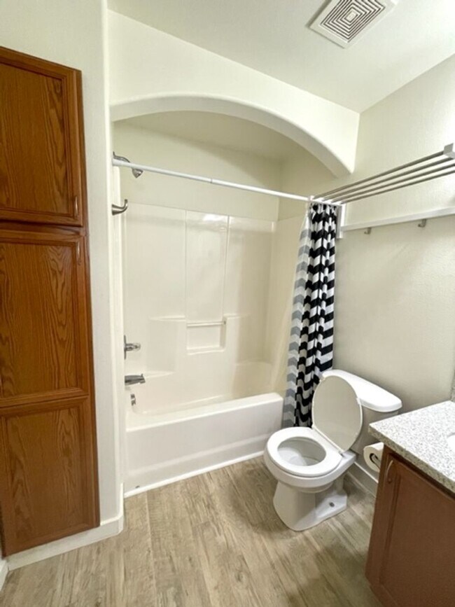 Building Photo - Single level home in NE Bend, close to sho...
