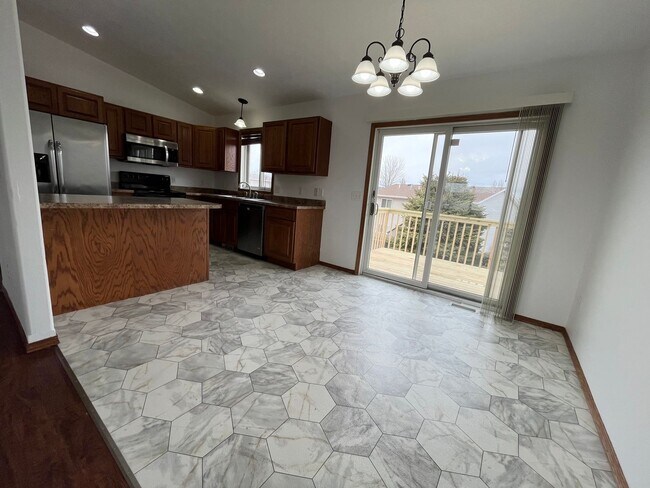 Building Photo - 3 Bed/2 Bath Home w/ Fenced in Yard!