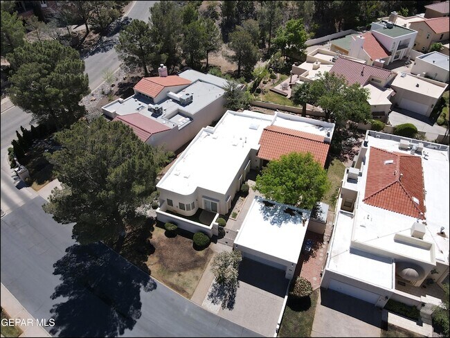 Building Photo - 1004 Los Jardines Cir